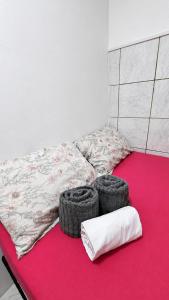 a bed with two tires on top of a red carpet at Q02 custo-benefício in São Luís