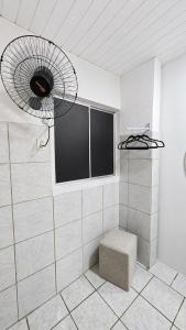a bathroom with a shower with a fan at Q02 custo-benefício in São Luís +2 photos