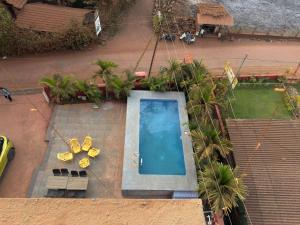 an overhead view of a swimming pool with palm trees at Shrileela Beach Resort in Murūd