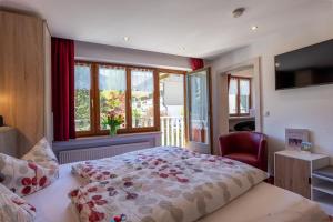 a bedroom with a bed and a window at Gästehaus Wolfgang Taubensee in Ruhpolding