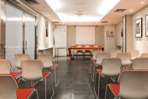 Sala de conferencias con sillas y mesa en El Homs Palace Hotel, en Comiso