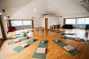 a room with a bunch of yoga mats on the floor at Hotel Lethehof in Wardenburg