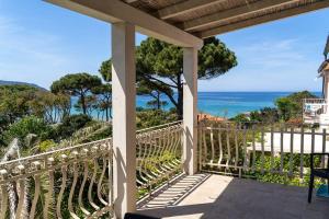 a porch with a view of the ocean at Appartamenti Procchio Onda e Marina - Tesi Viaggi in Procchio