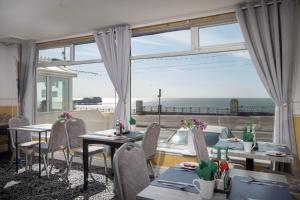 a dining room with a view of the ocean at Hotel Santa Maria in Blackpool