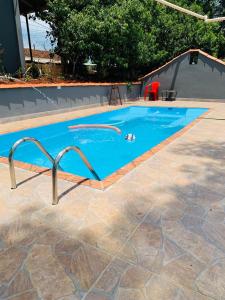 ein kleines Schwimmbecken mit zwei Bars in der Unterkunft Repouso do Tchê in Foz do Iguaçu