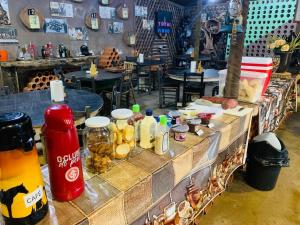 eine Theke in einem Restaurant, die mit viel Essen gefüllt ist in der Unterkunft Repouso do Tchê in Foz do Iguaçu