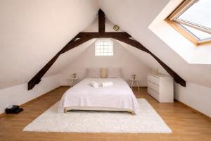 a bedroom with a white bed in a attic at Maison exceptionnelle - 6 pers - 3 chambres - Centre in Sablé-sur-Sarthe