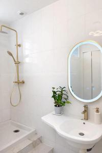 a white bathroom with a sink and a mirror at Maison exceptionnelle - 6 pers - 3 chambres - Centre in Sablé-sur-Sarthe