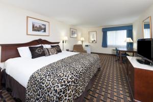 Cama ou camas em um quarto em Baymont by Wyndham Osage Beach