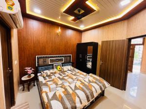 a bedroom with a bed and a ceiling fan at Hogwood in Agra