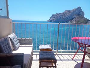 a balcony with a view of the ocean at Oasis Mediterráneo in Ifach