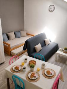 a living room with a table with plates of food on it at L'oiseau bleu in Salin-de-Giraud