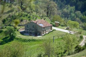 an aerial view of a house on a hill at Ca del Papa - Country House panoramica nel Parco delle Foreste Casentinesi in Santa Sofia