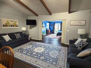 a living room with a couch and a rug at Boundary Waters Resort & Marina in Hiawassee