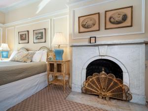 a bedroom with a bed and a fireplace at La Reserve On Pine in Philadelphia