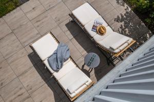 an overhead view of two lawn chairs and a table at Ferienhaus Inge in Büsum