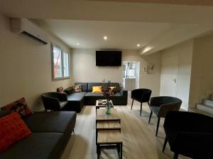 a living room with a couch and a table at L'Apparth, maison partagée 7 chambres in Parthenay