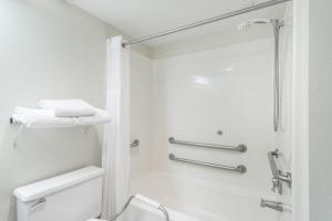Gallery image of Baymont by Wyndham Osage Beach in Osage Beach +36 photos