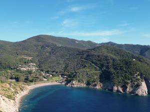 an aerial view of a beach with mountains at Casa Egy - ArgonautiVacanze in Casale Gastagno