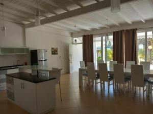 a kitchen and dining room with a table and chairs at Vilas Praia de Chaves Deluxe house sol y mar in Rabil