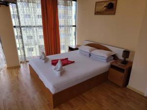 a bedroom with a bed with white sheets and pillows at Hotel Tiver in Câmpia Turzii