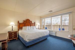 a bedroom with a large bed and a window at Wonder View Inn - Bar Harbor Collection in Bar Harbor +88 photos