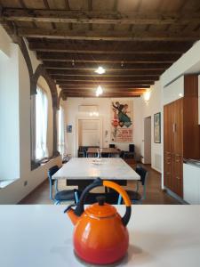 a room with a table and chairs and a kitchen at La Contrada - Suite Apartment in Sarnico