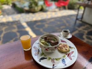 a bowl of food on a plate with a glass of beer at Payara Experience in La Vega