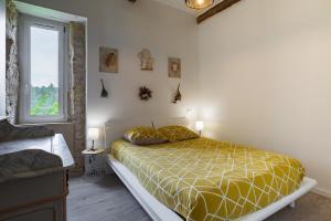 a bedroom with a bed and a window at Gîte la Pigne in Aurel