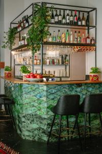 a bar with two chairs and a counter with drinks at Lulu Guldsmeden in Berlin