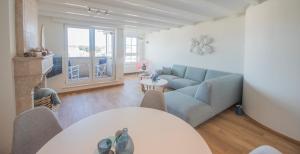 a living room with a couch and a table at Point De Vue in De Haan