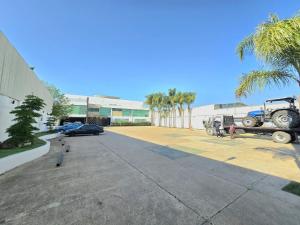 a parking lot with a truck parked in front of a building at Alambique Hotel Express in Arandas