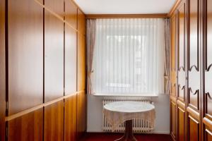 a small room with a table and a window at Ferienwohnung Mand in Weinheim +20 photos