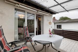 a patio with a table and chairs on a balcony at Ferienwohnung Mand in Weinheim