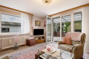 a living room with a couch and a tv at Ferienwohnung Mand in Weinheim