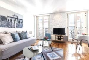 a living room with a couch and a tv at Amseltim in Madrid