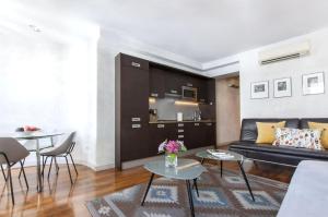 a living room with a couch and a table at Amseltim in Madrid