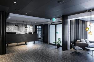 ein Wohnzimmer mit Sofa und Tisch in der Unterkunft Skuggi Hotel by Keahotels in Reykjavík
