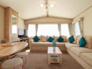 a living room with a couch and a table at The Oakley in Par