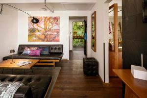 a living room with a couch and a table at Manon Les Suites Guldsmeden in Copenhagen