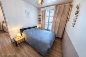 a small bedroom with a bed and a window at L'Escapade Pannessac troisième étage in Le Puy-en-Velay