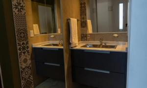 a bathroom with two sinks and a mirror at El descanso - Costa Azul in Villa Carlos Paz