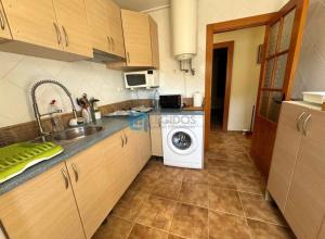 a kitchen with a washing machine and a sink at Mirador de los Tejados in Alcalá del Júcar