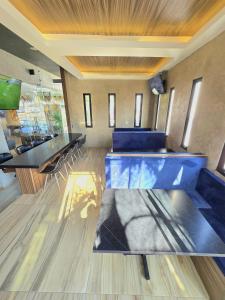 a dining room with blue tables and chairs in a restaurant at Alambique Hotel Express in Arandas