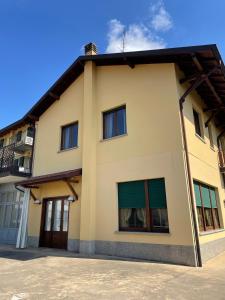 a house with a blue sky in the background at Casa dell'OCA in Viganò
