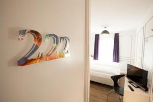 a room with a mirror and a bedroom with a bed at Boutique 056 Hamburg Central in Hamburg