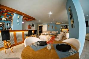 ein Esszimmer mit Tisch und Stühlen in der Unterkunft Melitsa Corfu Hotel in Sidari