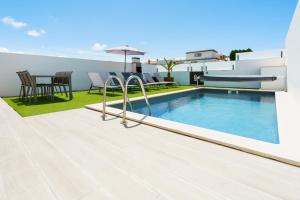 a swimming pool on the roof of a house at Villa Emilio with private pool in Mariquiteira