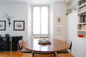 a dining room with a table and chairs at La casa di Isa in Lecco