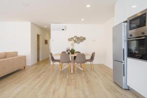 a kitchen and dining room with a table and chairs at Villa Emilio with private pool in Mariquiteira +25 photos